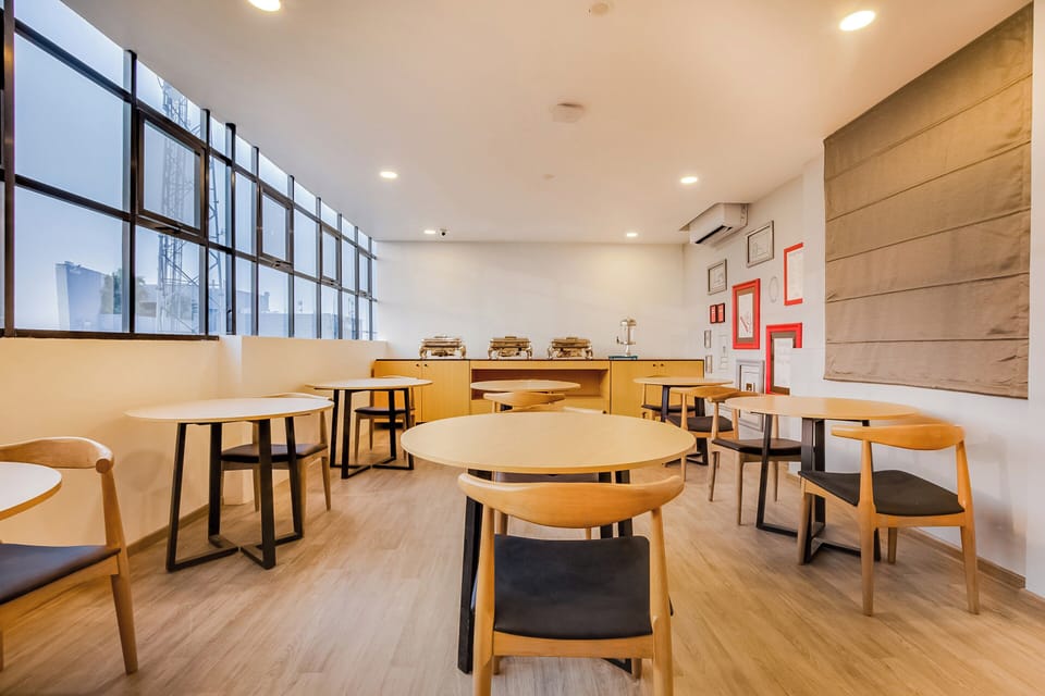 Townhouse Pipliyahana Square Hotel in India