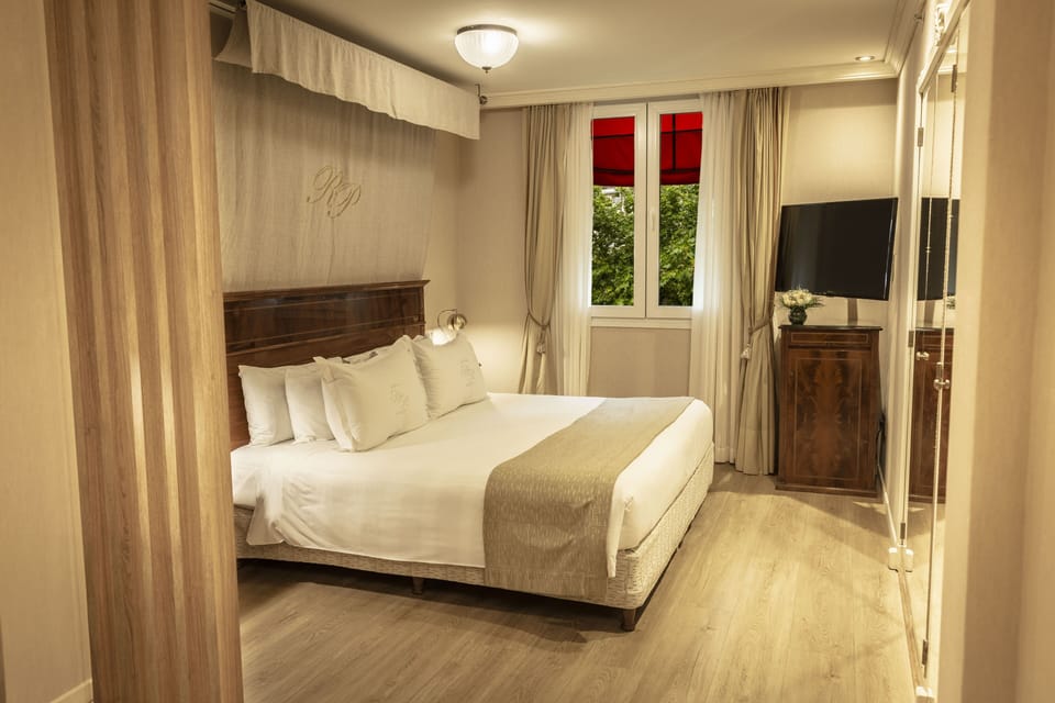 Premium Room, 1 King Bed | Egyptian cotton sheets, premium bedding, pillowtop beds, minibar