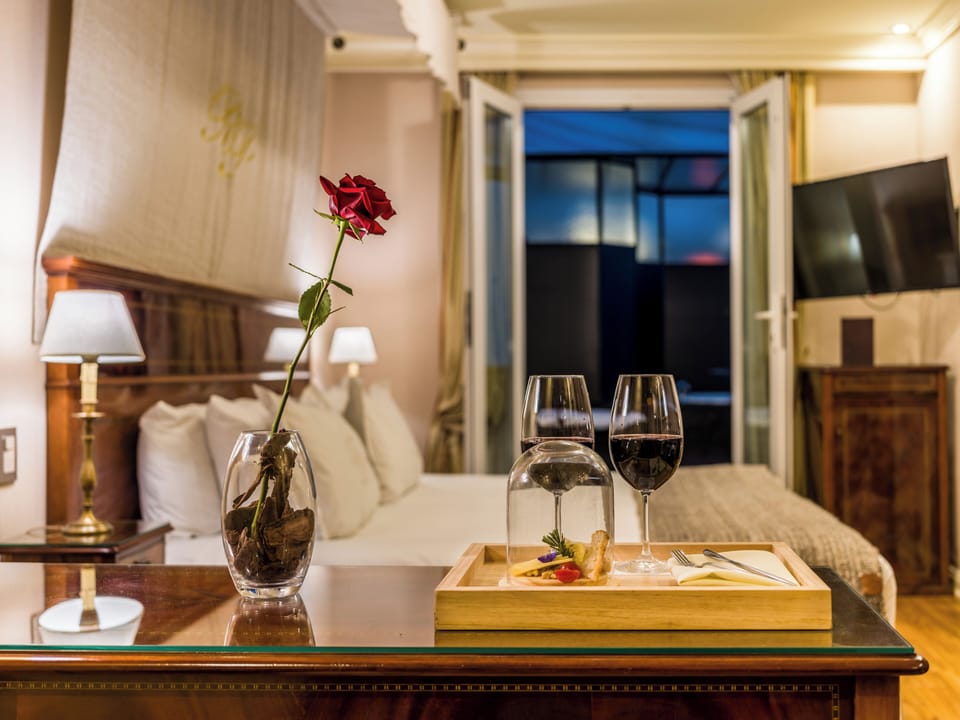 Deluxe Room | Egyptian cotton sheets, premium bedding, pillowtop beds, minibar