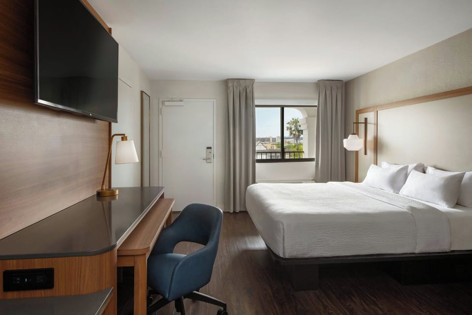 Deluxe Room, 1 Double Bed | Hypo-allergenic bedding, in-room safe, desk, blackout drapes