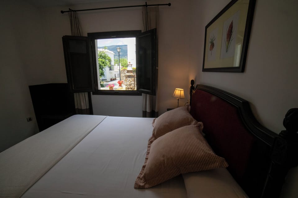 Minibar, in-room safe, bed sheets