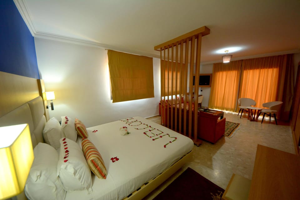 Suite | In-room safe, desk, soundproofing, free WiFi