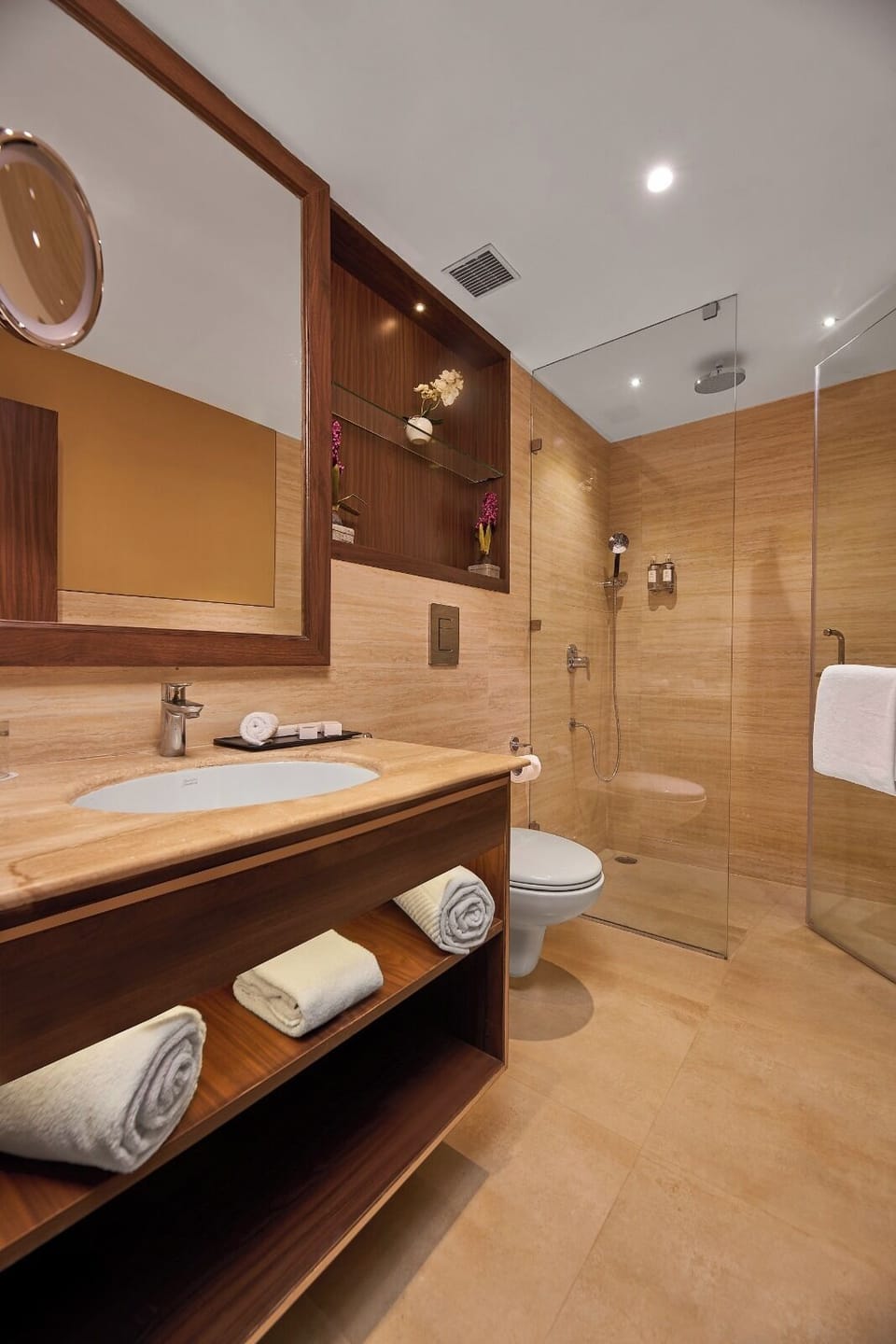 Executive Suite, 1 Double Bed | Bathroom | Shower, rainfall showerhead, hair dryer, towels