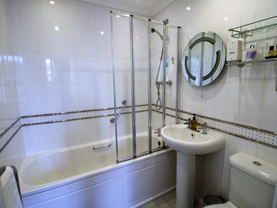 Deluxe Double Room | Bathroom | Free toiletries, hair dryer, bathrobes, slippers