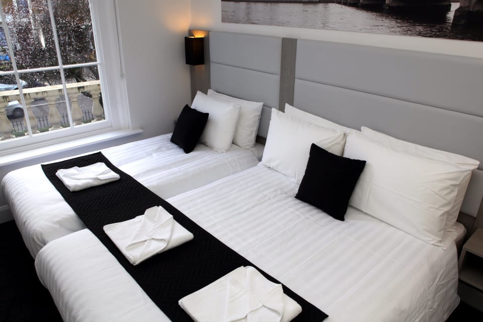 Triple Room | In-room safe, desk, laptop workspace, blackout drapes
