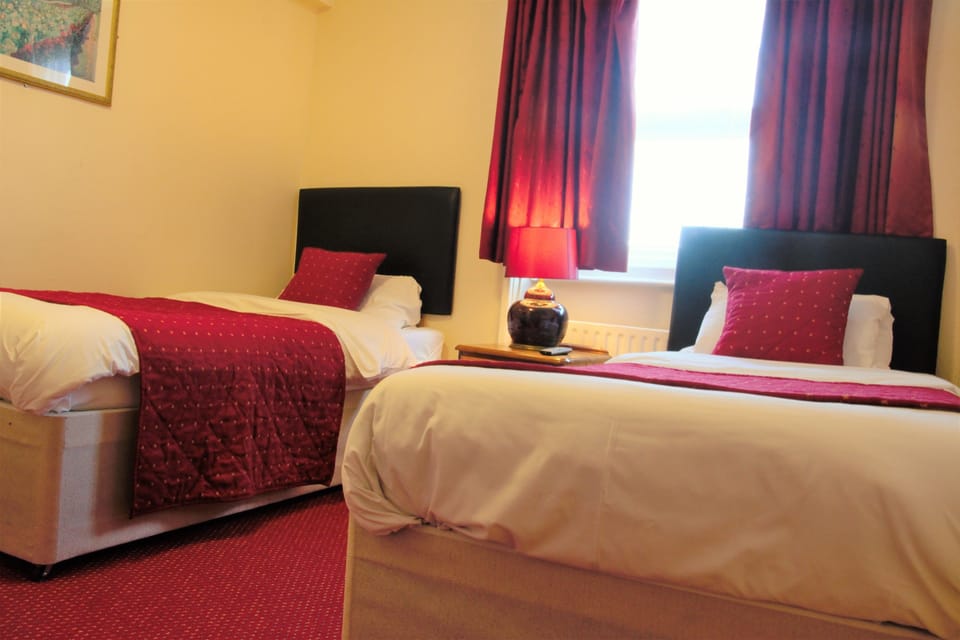 Twin Room, Ensuite | Iron/ironing board, free WiFi