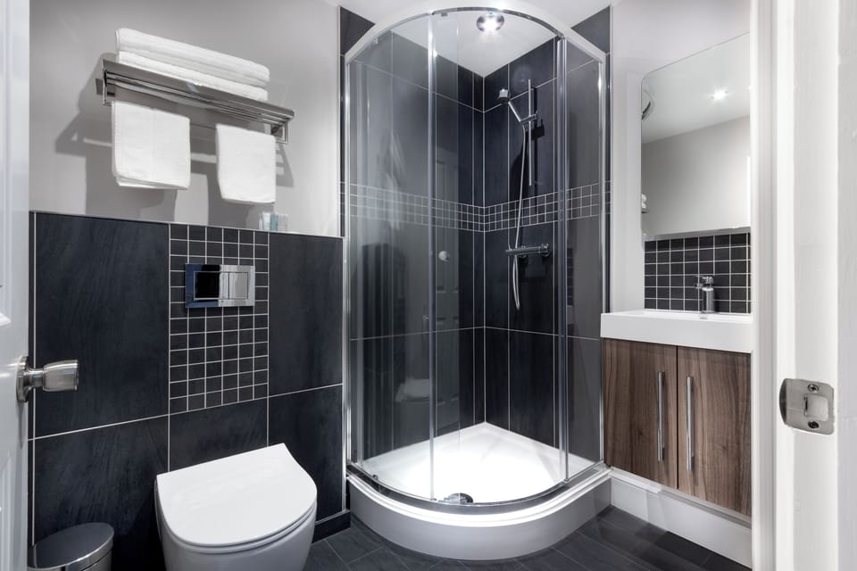 Double Room | Bathroom | Free toiletries, hair dryer, towels, soap