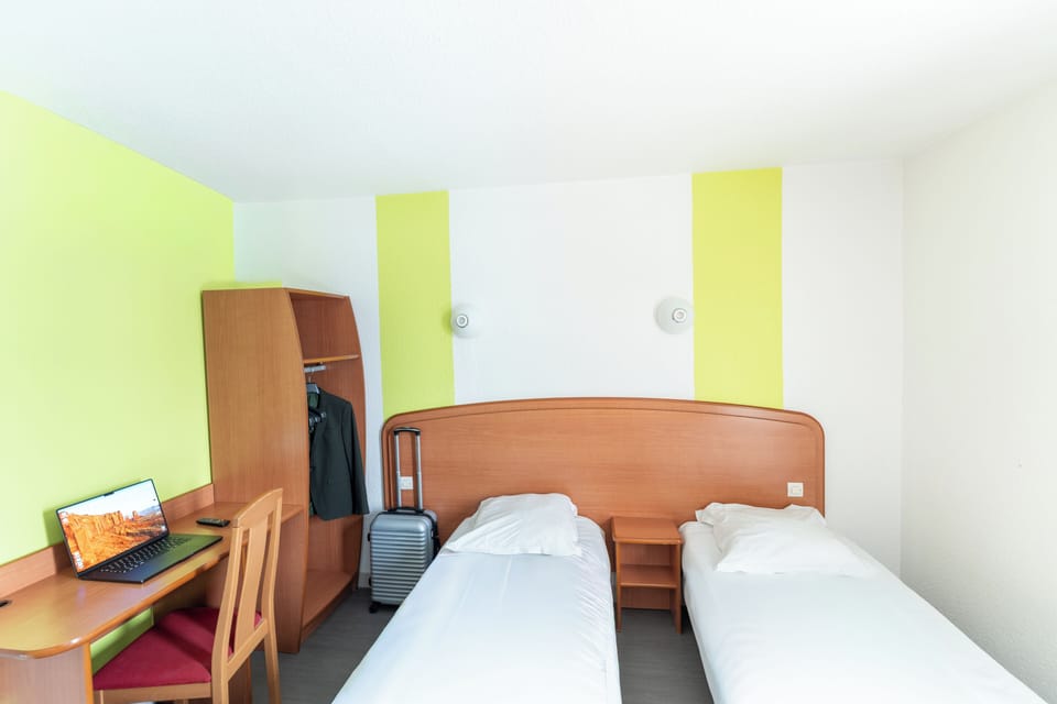 Twin Room | Desk, iron/ironing board, free cribs/infant beds, free WiFi