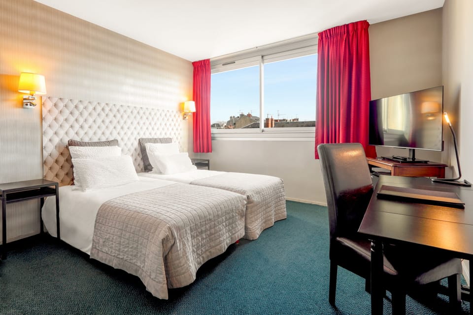 Comfort Twin Room | Minibar, in-room safe, desk, soundproofing