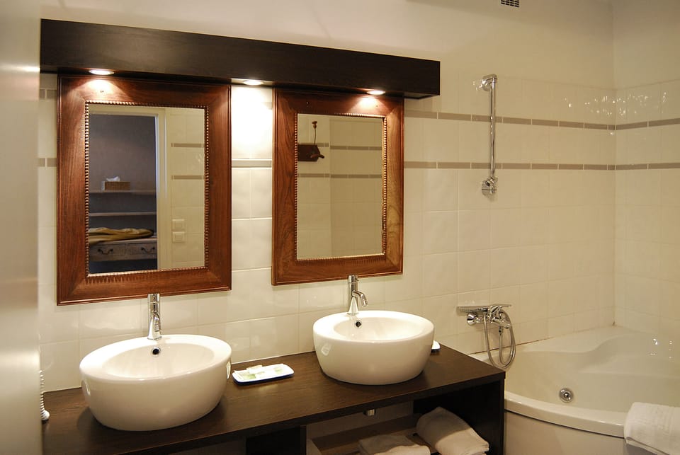 Suite | Bathroom | Hair dryer, towels