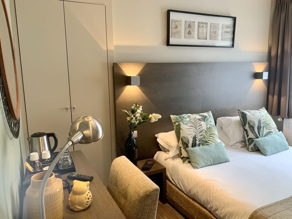 Chambre Double Confort | Minibar, in-room safe, desk, blackout drapes