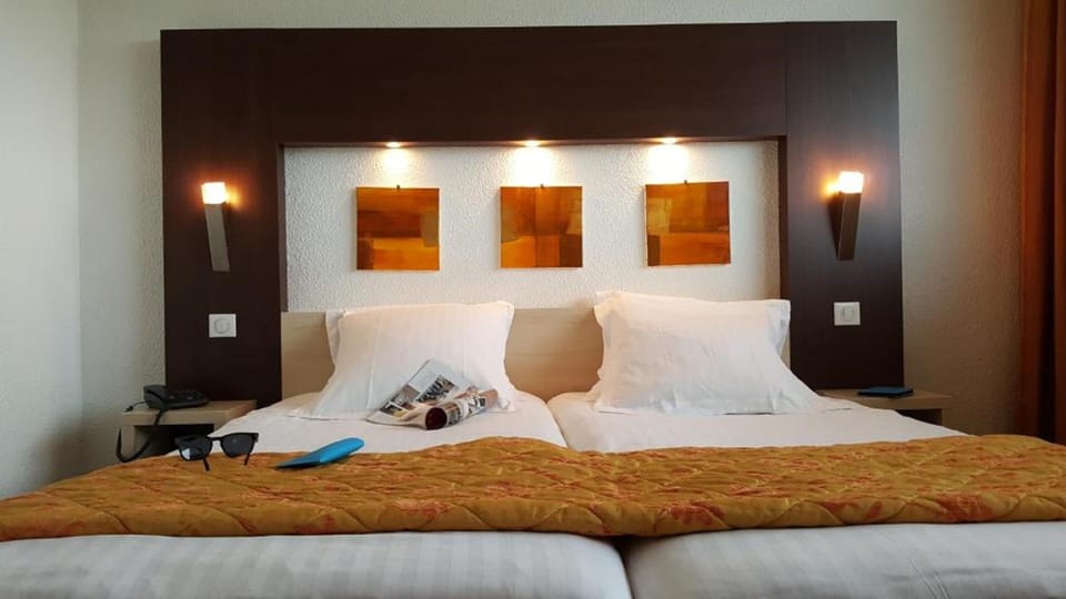 Classic Double or Twin Room, Sea View | In-room safe, desk, blackout drapes, soundproofing