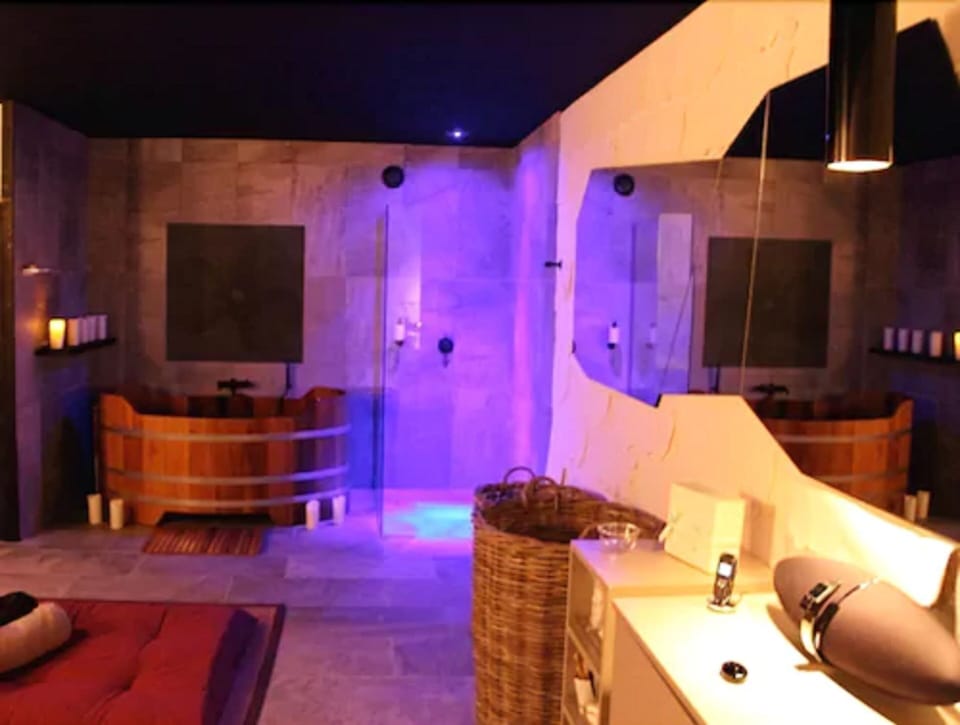 Couples treatment rooms, sauna, steam room, body treatments, body wraps