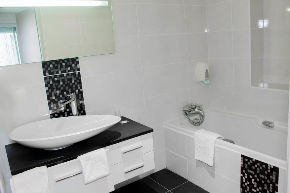 Double Room, Bathtub | Bathroom | Free toiletries, hair dryer, towels, soap