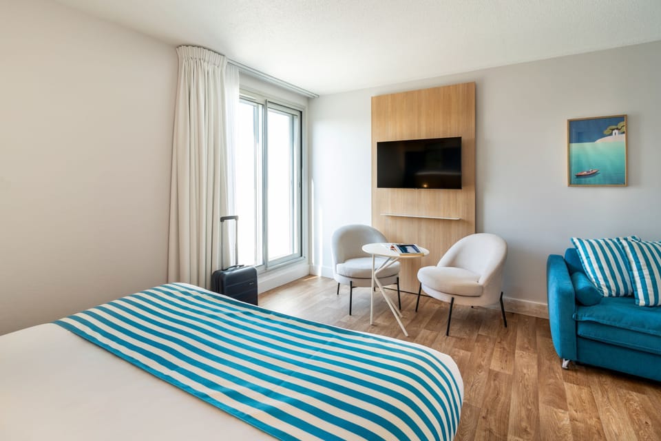 Premium bedding, in-room safe, blackout drapes, soundproofing