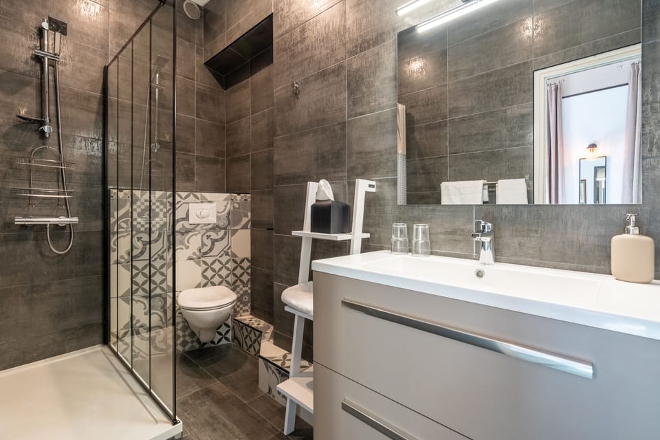 Triple Deluxe Family | Bathroom | Free toiletries, hair dryer, towels