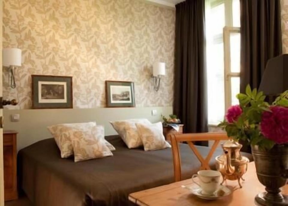In-room safe, desk, soundproofing, free WiFi