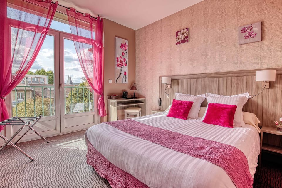 Comfort Double Room | In-room safe, desk, soundproofing, iron/ironing board