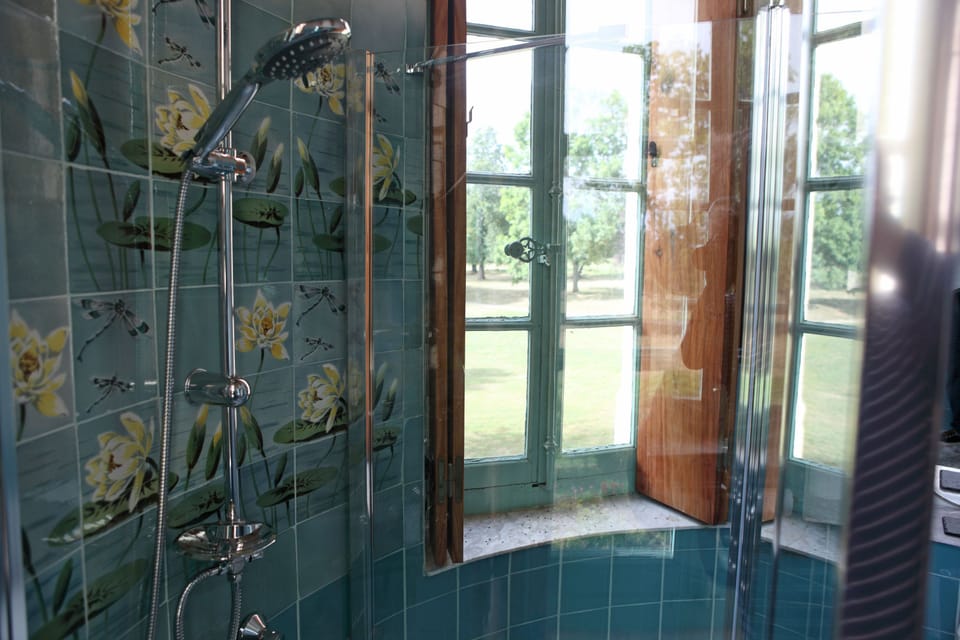 Prestige Suite | Bathroom | Free toiletries, hair dryer, towels