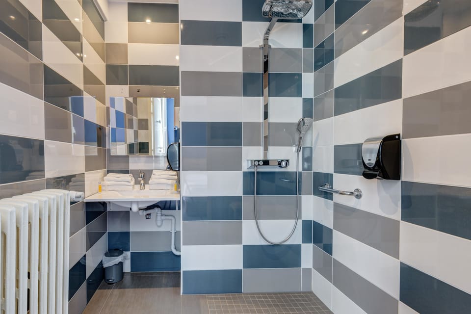 Superior Double Room, 1 Double Bed | Bathroom | Free toiletries, hair dryer, towels