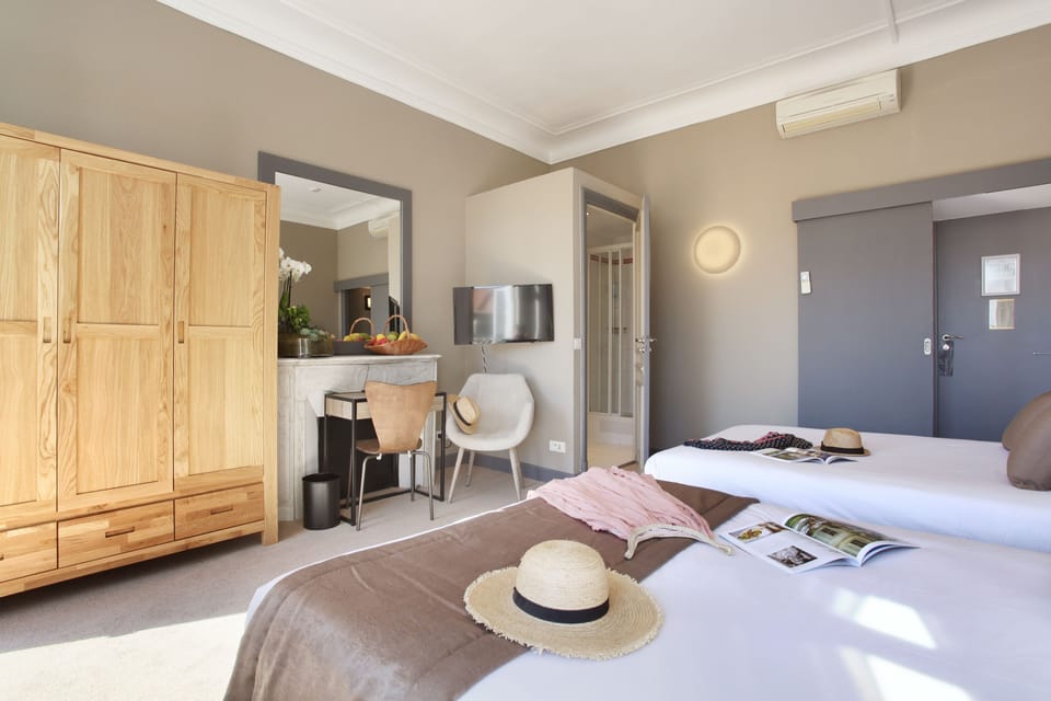 Quadruple Room | In-room safe, desk, iron/ironing board, free WiFi