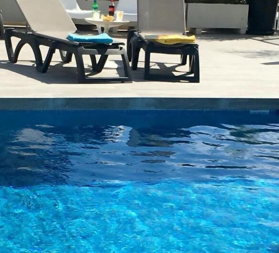 Outdoor pool, pool umbrellas, sun loungers