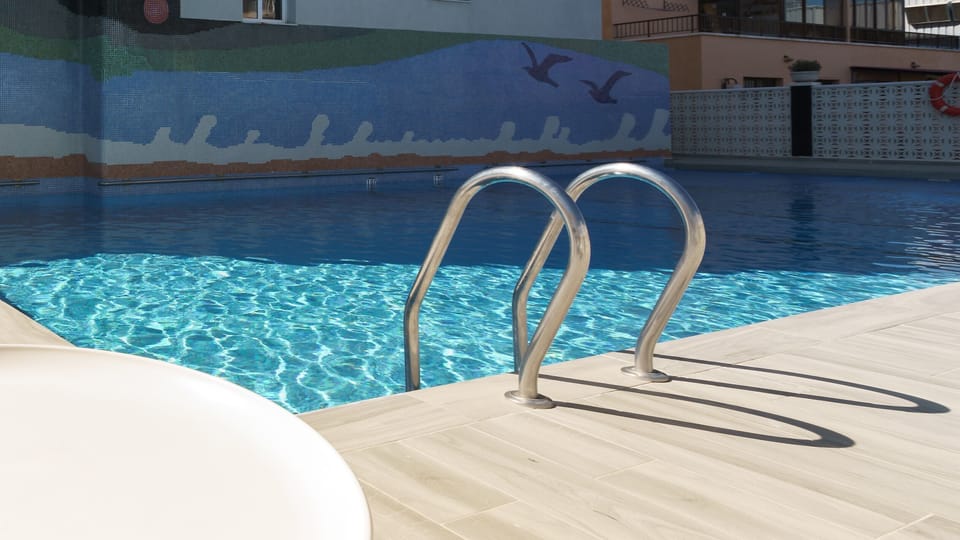 Outdoor pool, pool umbrellas, sun loungers