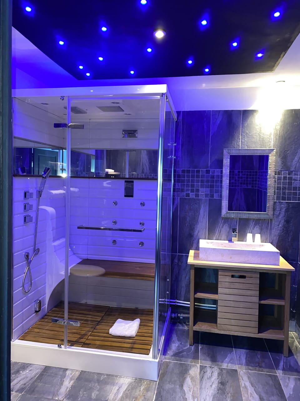 Apartment (jacuzzi) | Bathroom | Shower, free toiletries, hair dryer, towels