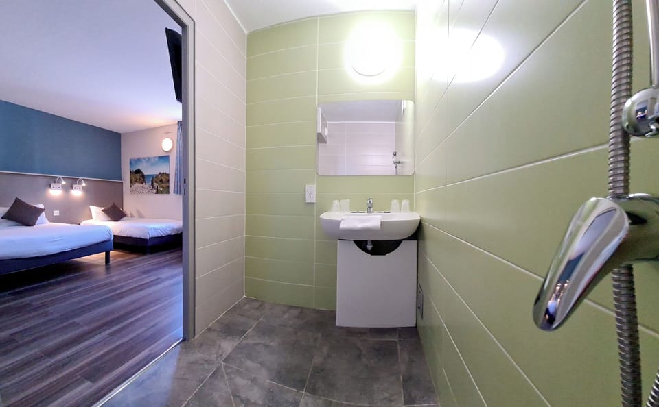 Family Quadruple Room | Bathroom | Shower, free toiletries, hair dryer, towels