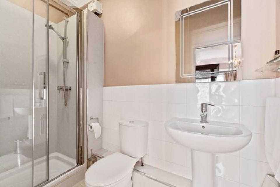 Room | Bathroom | Free toiletries, hair dryer, towels