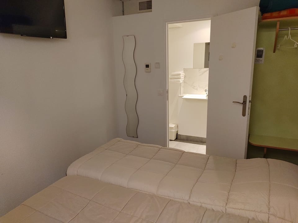 Desk, soundproofing, cribs/infant beds, rollaway beds