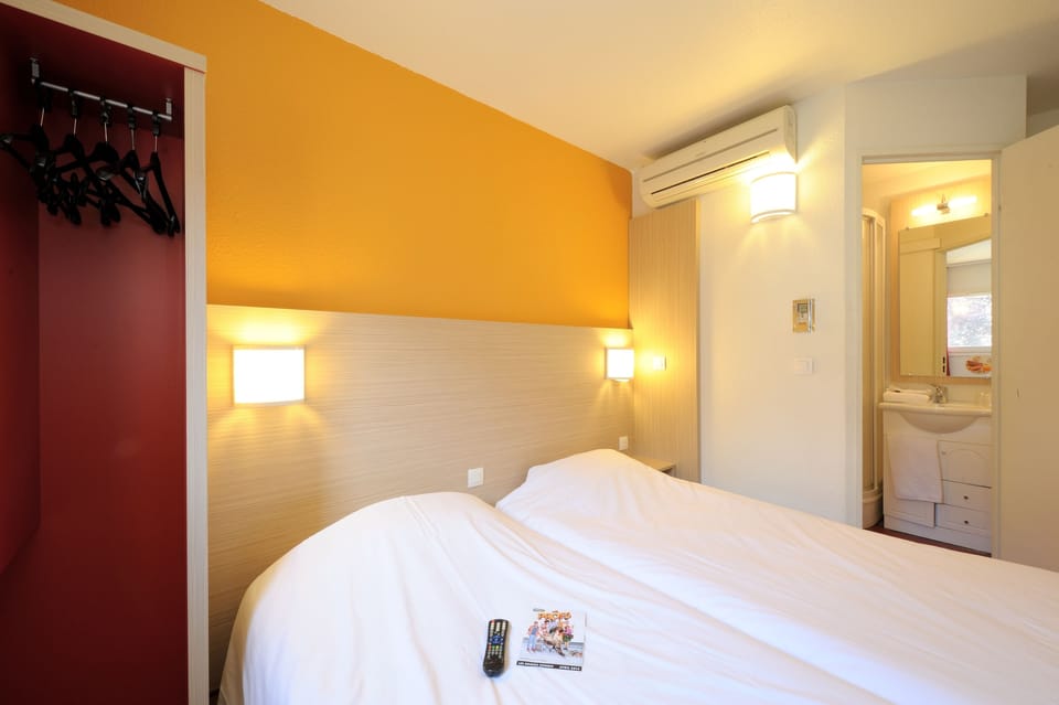 Desk, cribs/infant beds, free WiFi, bed sheets