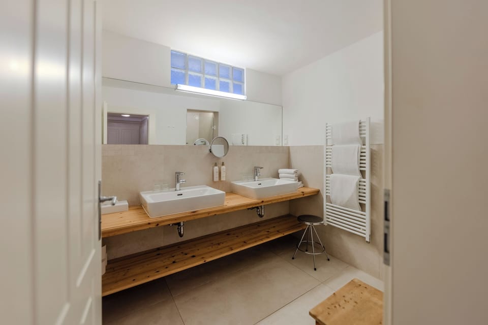 Family Apartment with 2 Bedrooms | Bathroom | Free toiletries, hair dryer, slippers, towels