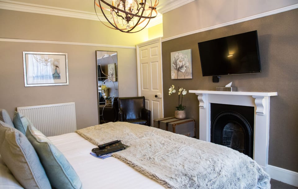 Deluxe Double or Twin Room | Hypo-allergenic bedding, desk, laptop workspace, WiFi