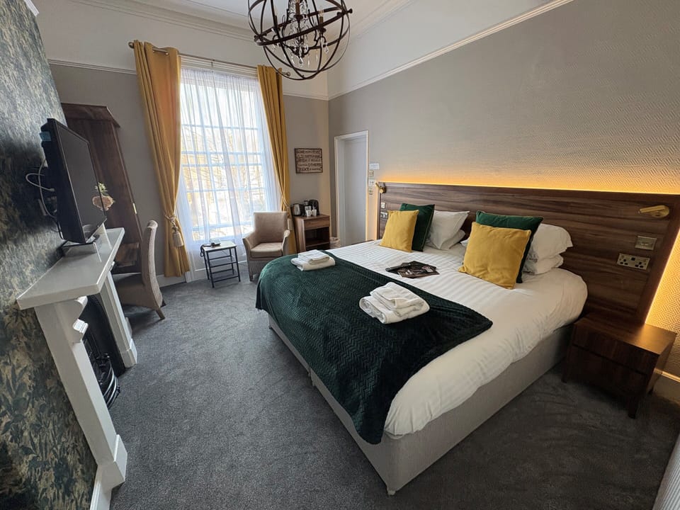 Deluxe Double or Twin Room | Hypo-allergenic bedding, desk, laptop workspace, WiFi