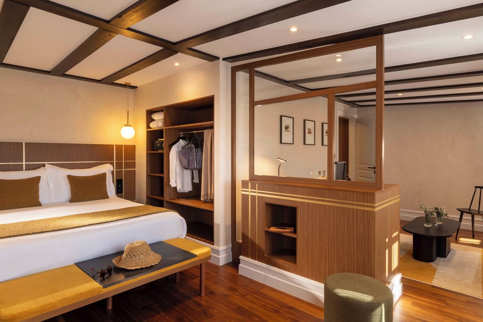 Family Suite, 1 Queen Bed with Sofa bed | Premium bedding, minibar, in-room safe, desk