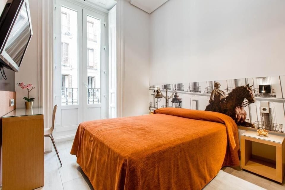 Double Room (con balcón y vistas) | In-room safe, desk, soundproofing, free WiFi