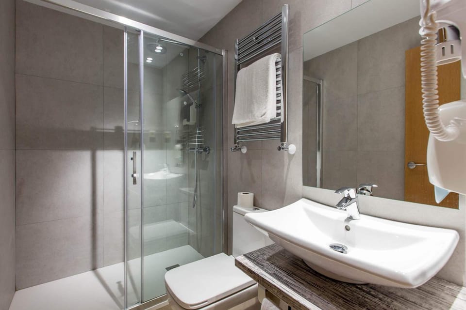 Quadruple Room | Bathroom | Shower, free toiletries, hair dryer, towels