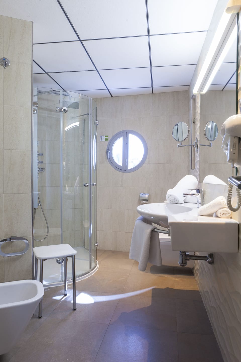 Shower, hydromassage showerhead, free toiletries, hair dryer