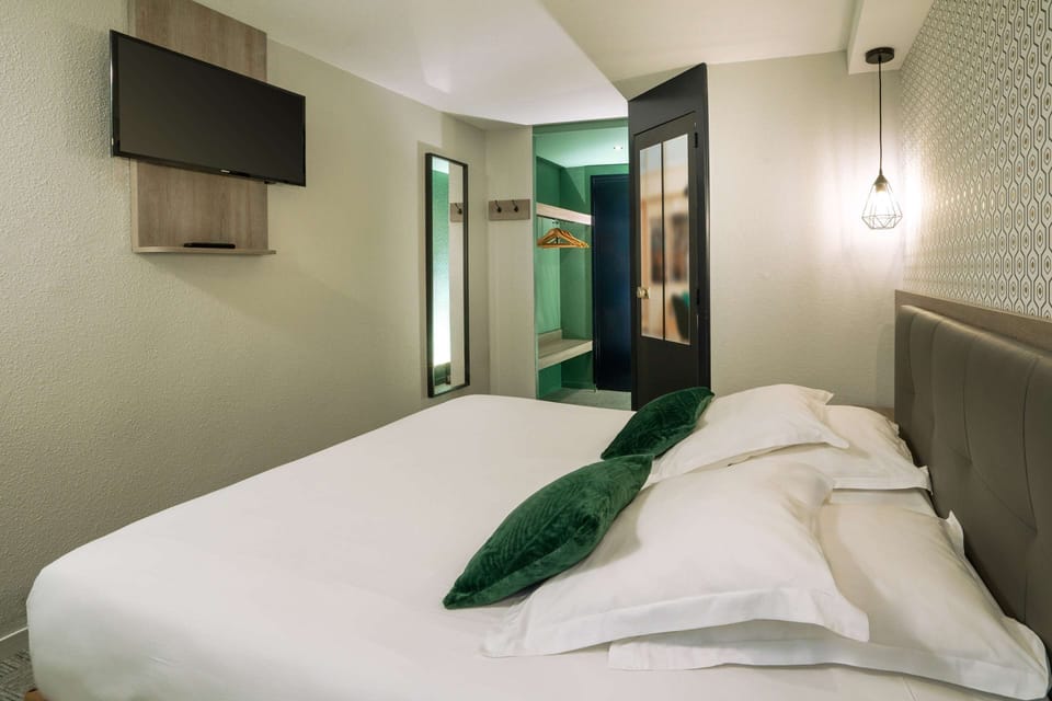 Standard Room, 1 Queen Bed, Non Smoking | Desk, free cribs/infant beds, free WiFi, bed sheets