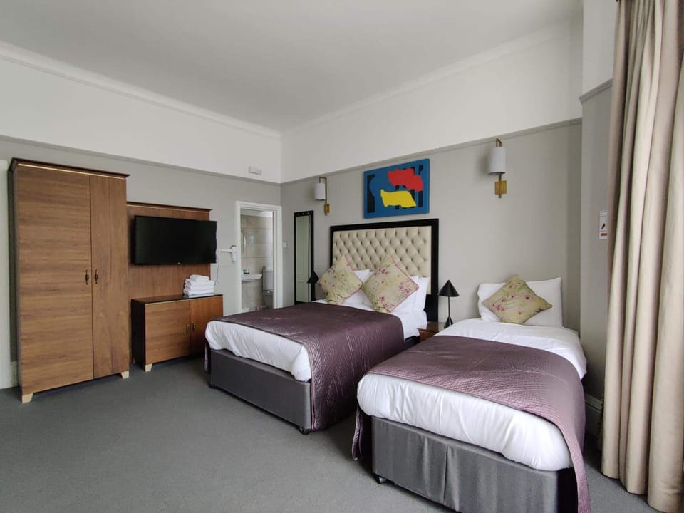 Triple Room | Desk, iron/ironing board, free WiFi, bed sheets