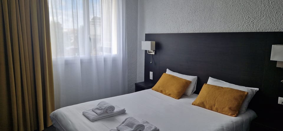 Double Room Confort Superieur | Desk, blackout drapes, free WiFi, bed sheets