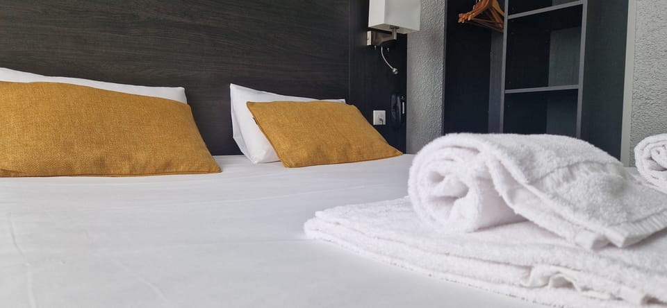 Double Room Confort Superieur | Desk, blackout drapes, free WiFi, bed sheets
