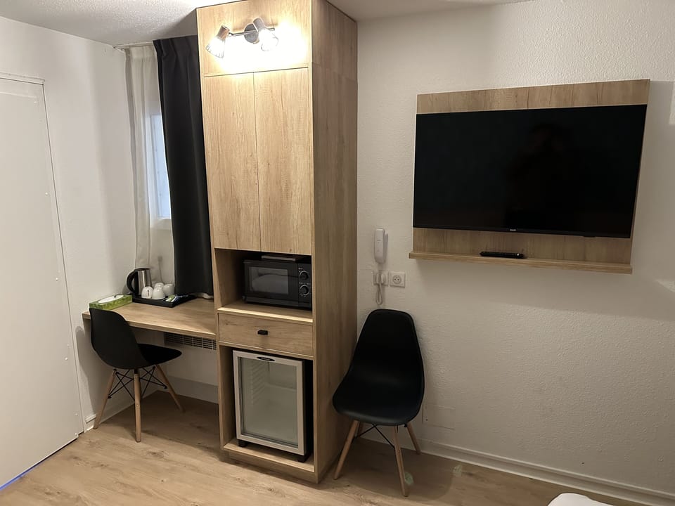 Family Room, Multiple Beds, Non Smoking, Ground Floor | Individually decorated, individually furnished, desk, laptop workspace