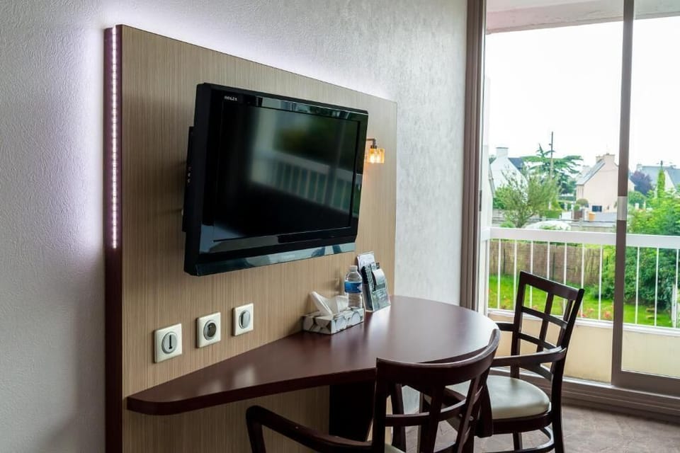 Desk, laptop workspace, soundproofing, free WiFi