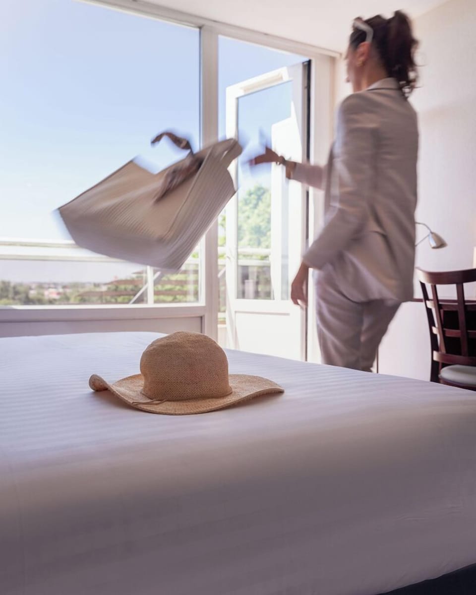 Desk, laptop workspace, soundproofing, free WiFi