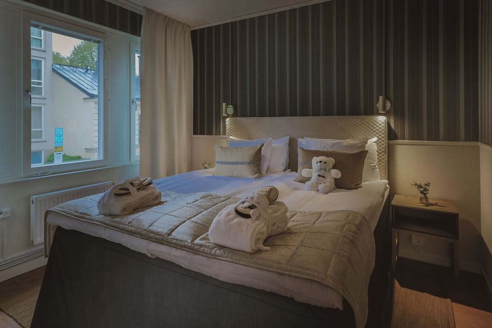 Suite | Hypo-allergenic bedding, minibar, in-room safe, individually furnished