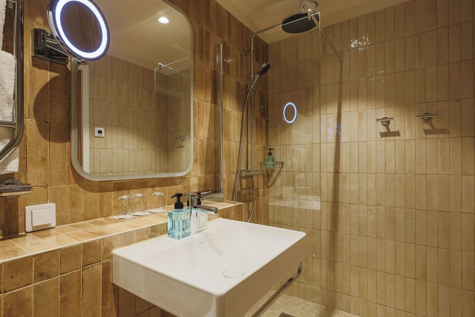 Premium Quadruple Room | Bathroom | Hair dryer, towels, toilet paper