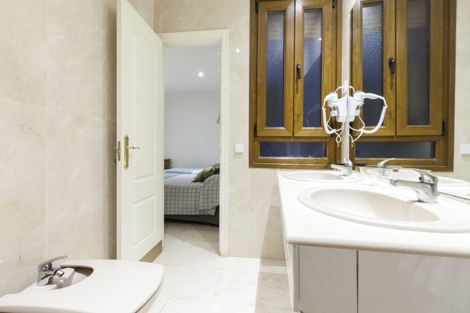 Shower, rainfall showerhead, free toiletries, hair dryer