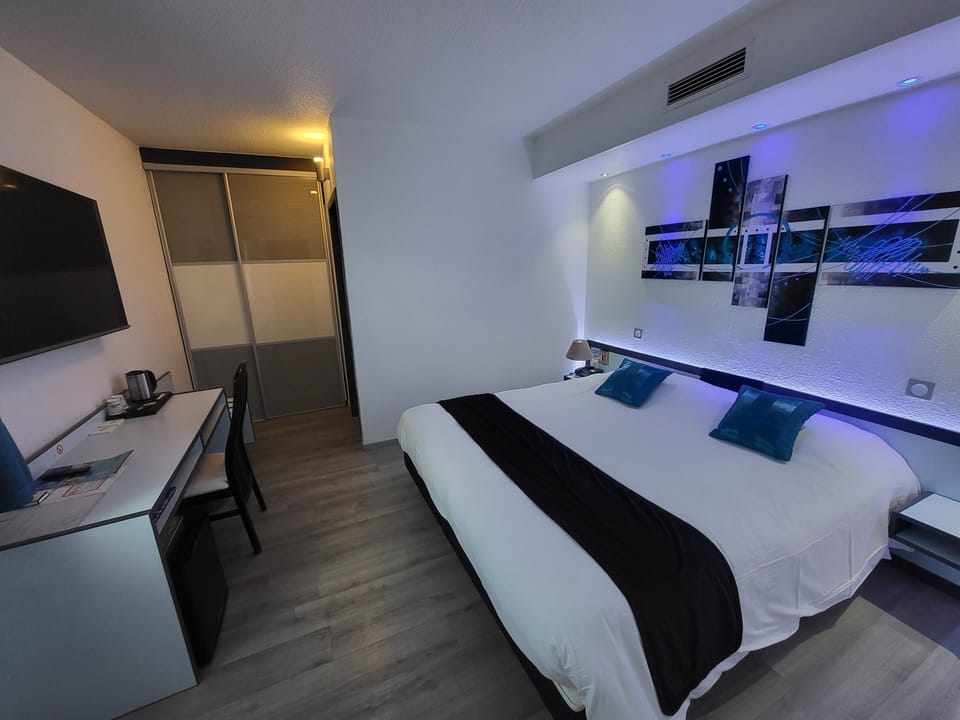 Quadruple Room | Minibar, in-room safe, desk, laptop workspace